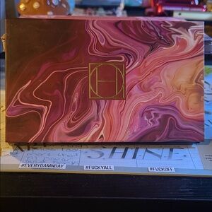 Hipdot Zion Vibrant Eyeshadow Palette with Mirror